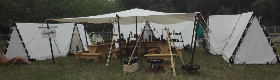 Foto: Lageraufbau mit mehreren Zelten und Sammelplatz